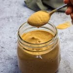 Vegane Burger Sauce zubereitet mit Cashews, Tomatenmark und eingelegten Gurken
