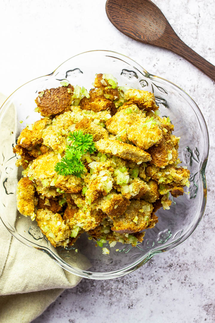 Einfaches klassisches Stuffing / Füllung in vegan. Mit Selleriestangen, Zwiebeln, und Vollkornbrot und Gemüsebrühe