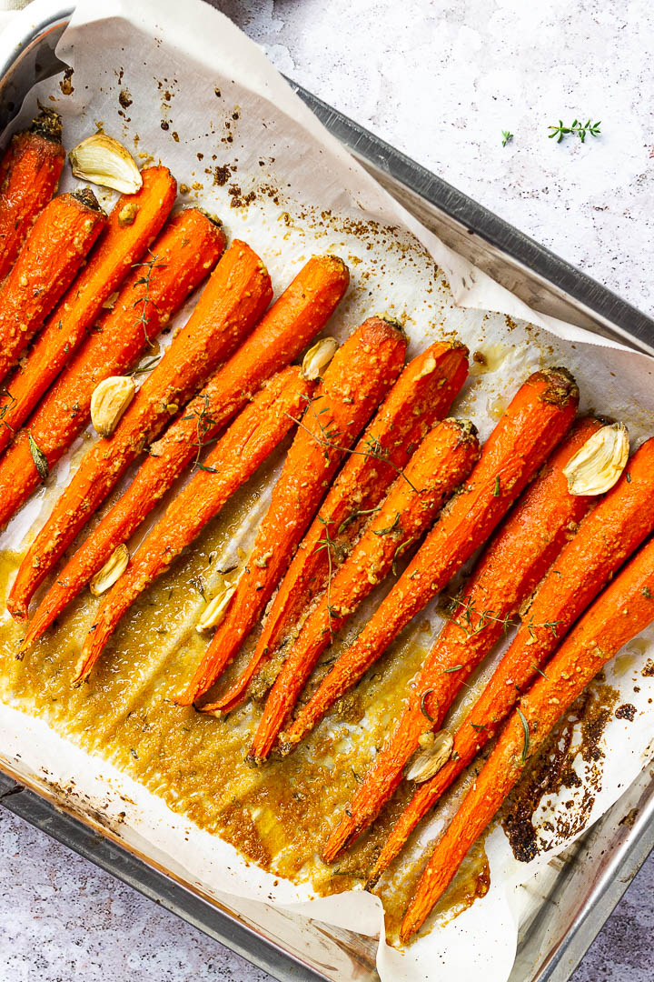 Vegane Ahorn glasierte Karotten ohne Öl in einer Pfanne
