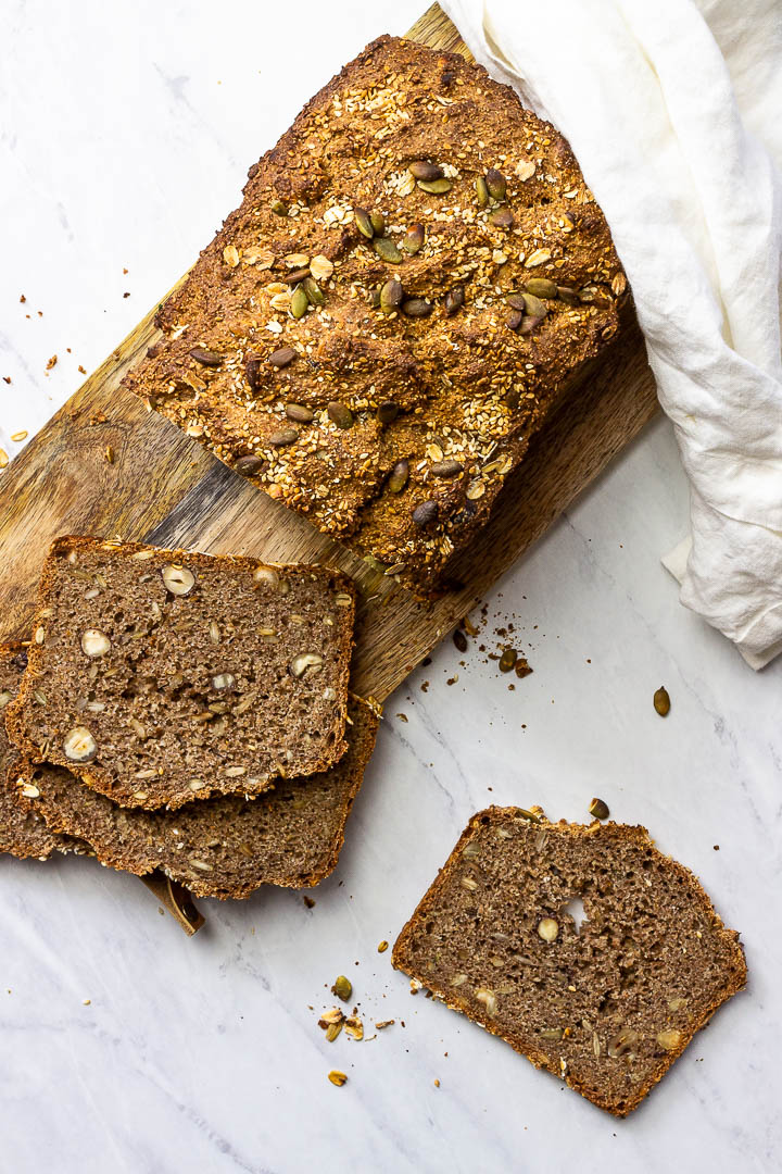 Veganes Vollkornbrot mit Nüssen und Samen