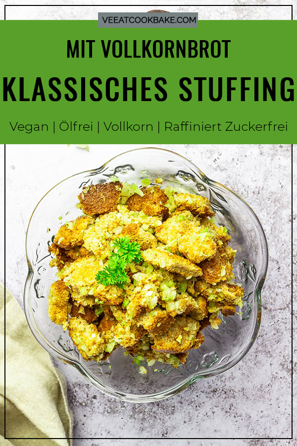 Einfaches klassisches Stuffing / Füllung in vegan. Mit Selleriestangen, Zwiebeln, und Vollkornbrot und Gemüsebrühe