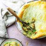 Veganer Chicken Pot Pie (Hühnerpastete) bedeckt mit Blätterteig oder Vollkornmürbeteig