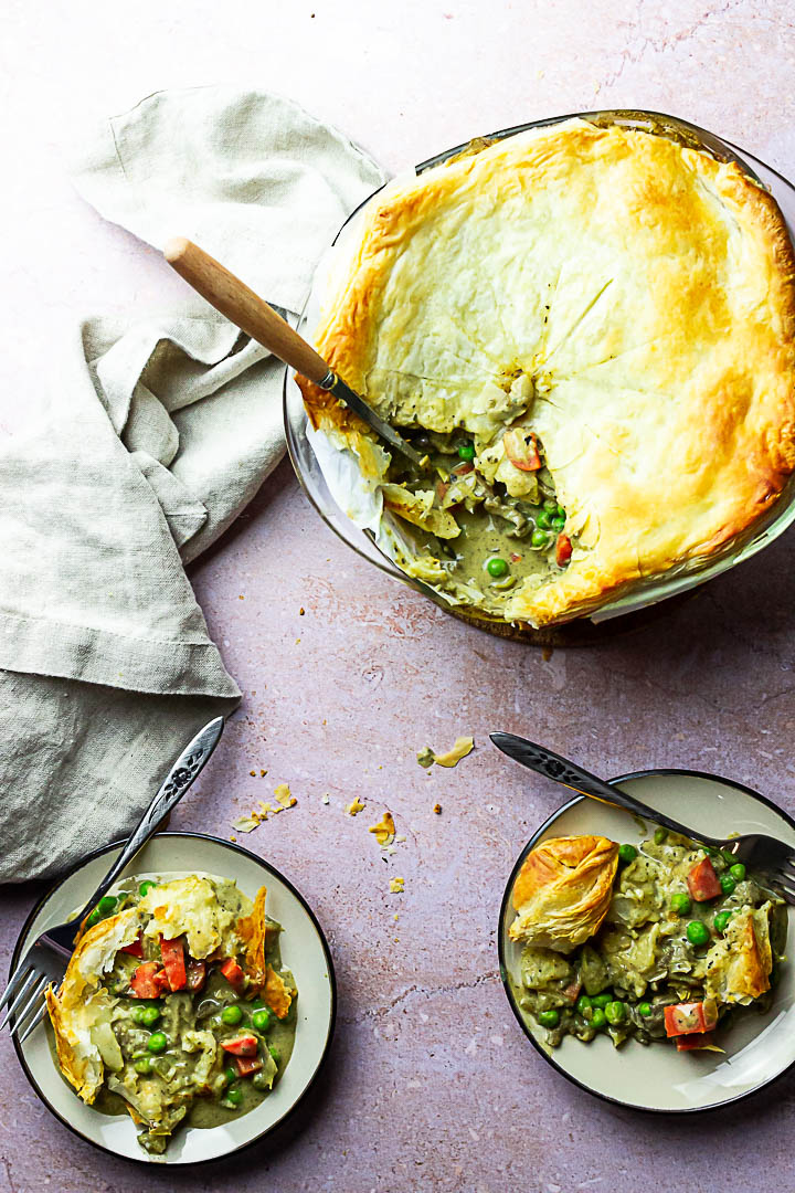 Veganer Chicken Pot Pie (Hühnerpastete) bedeckt mit Blätterteig oder Vollkornmürbeteig