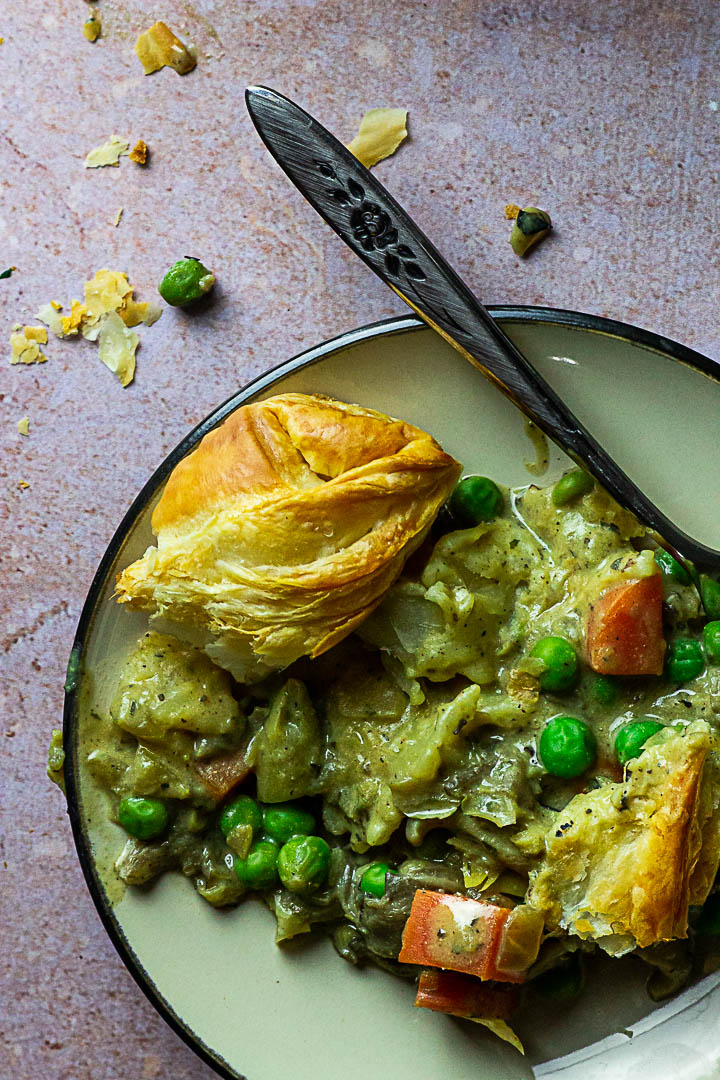 Veganer Chicken Pot Pie (Hühnerpastete) bedeckt mit Blätterteig oder Vollkornmürbeteig