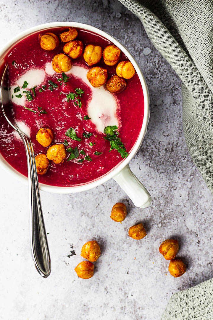 Vegane Ingwer Kardamom Rote Beete Suppe für dein nächstes Abendessen oder Vorspeise.
