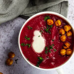 Vegane Ingwer Kardamom Rote Beete Suppe für dein nächstes Abendessen oder Vorspeise.