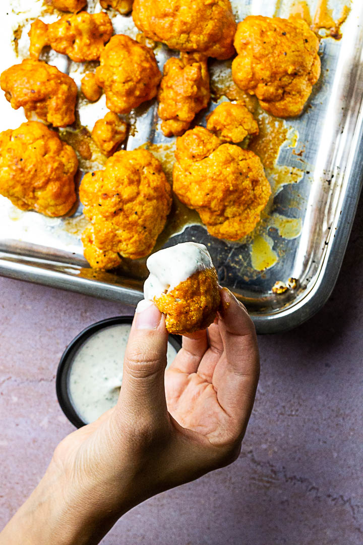 Vegane Buffalo Wings zubereitet mit Blumenkohl. Diese authentische vegane Buffalo Sauce passt perfekt zu Blumenkohl und einer veganen Ranch (Kräuter) Soße. (vegetarisch)