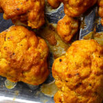 Vegane Buffalo Wings zubereitet mit Blumenkohl. Diese authentische vegane Buffalo Sauce passt perfekt zu Blumenkohl und einer veganen Ranch (Kräuter) Soße. (vegetarisch)