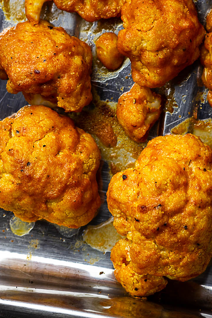 Vegan Buffola wings made with cauliflower. This authentic buffalo sauce fits perfect to cauliflowers and a vegan ranch dip (wfpb)