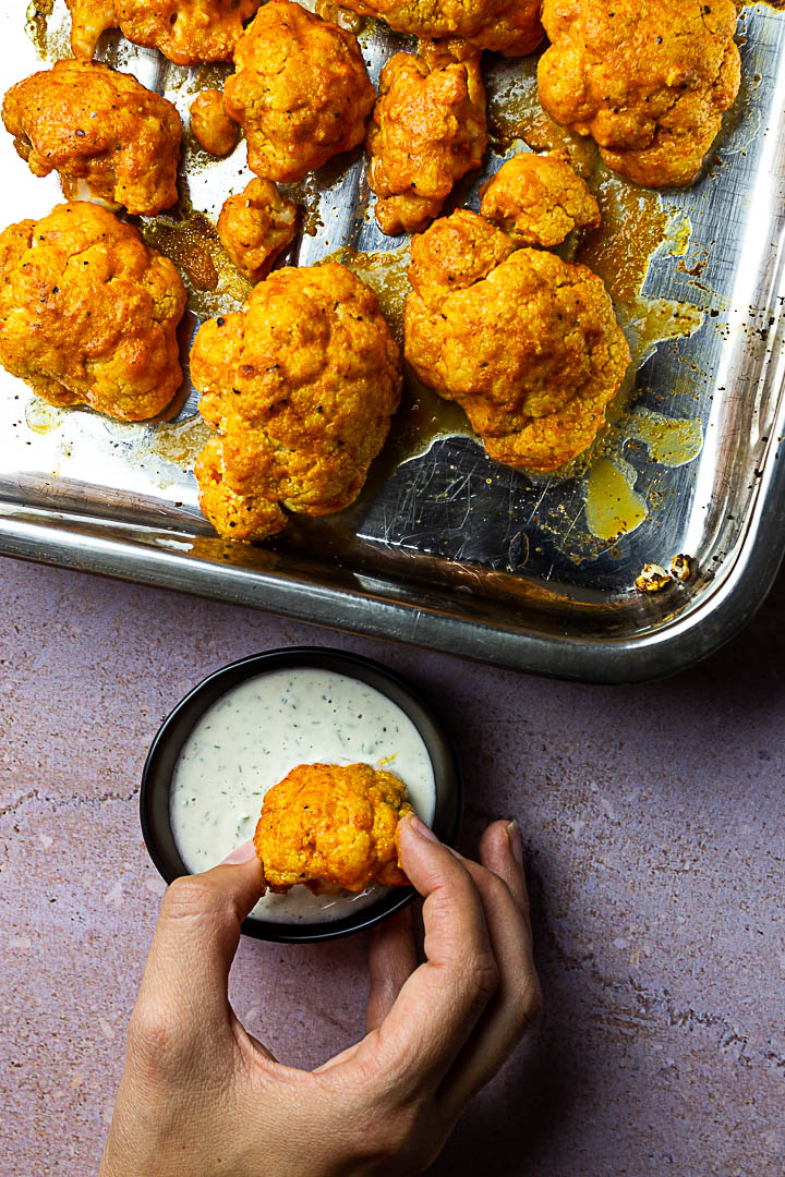 Vegan Buffola wings made with cauliflower. This authentic buffalo sauce fits perfect to cauliflowers and a vegan ranch dip (wfpb)