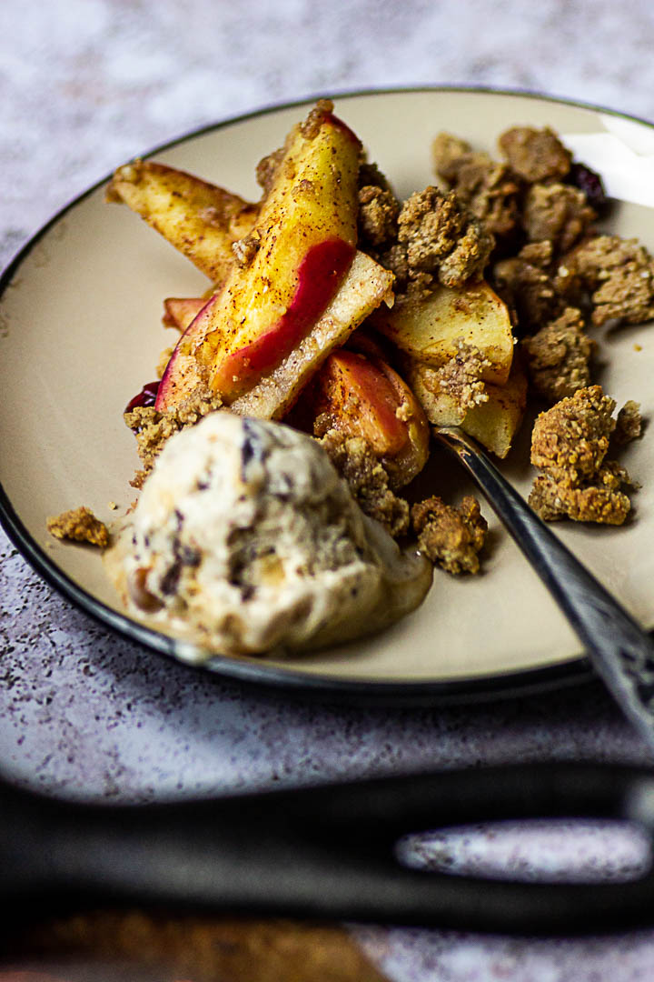 Veganer Apple Crumble zubereitet mit einer raffiniert zuckerfreien Zimt Apfel Füllung. Ölfreie Streusel aus Vollkornmehl, Mandeln und Nussmus. (vollwertig, wfpb)