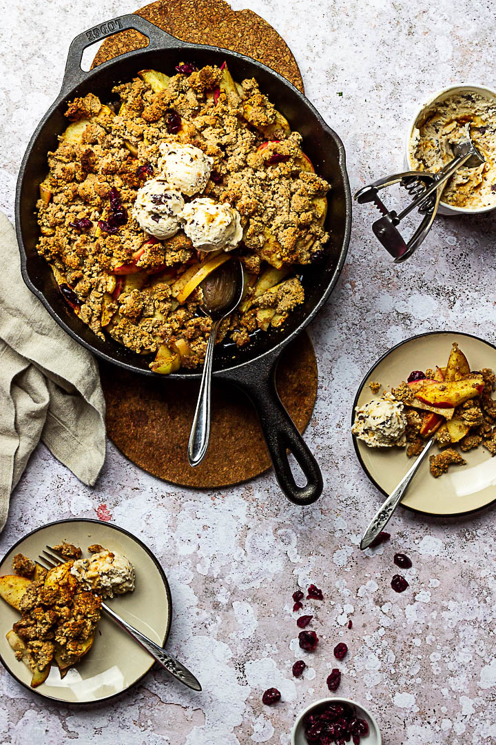 Veganer Apple Crumble zubereitet mit einer raffiniert zuckerfreien Zimt Apfel Füllung. Ölfreie Streusel aus Vollkornmehl, Mandeln und Nussmus. (vollwertig, wfpb)