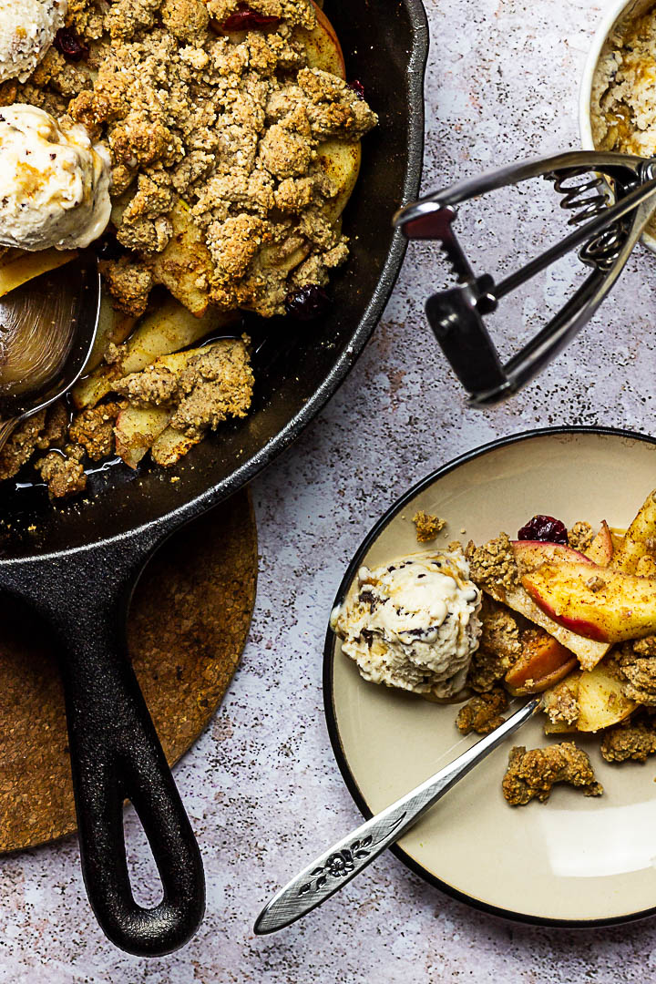 Veganer Apple Crumble zubereitet mit einer raffiniert zuckerfreien Zimt Apfel Füllung. Ölfreie Streusel aus Vollkornmehl, Mandeln und Nussmus. (vollwertig, wfpb)