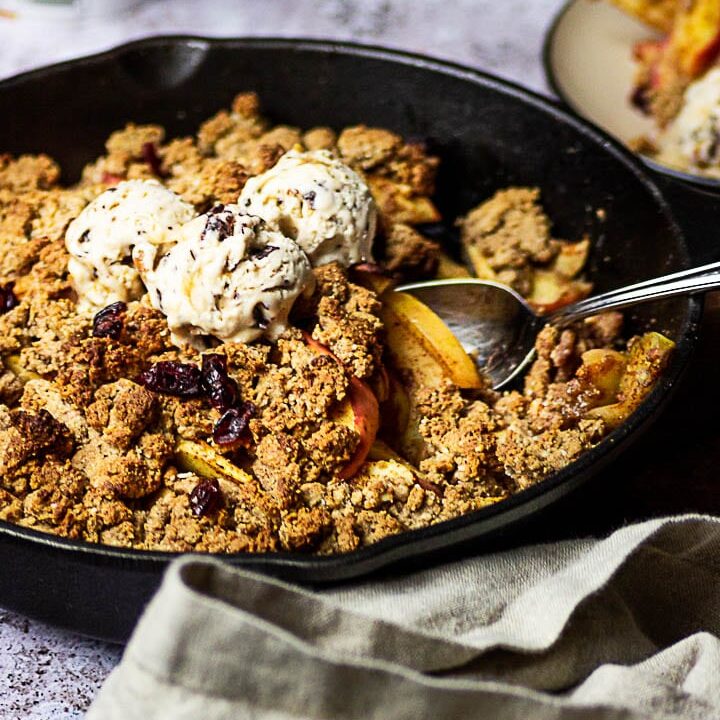 Vegan Apple Crumble made with a refined sugar-free cinnamon apple filling. Oil-free Crumbs made with Whole Wheat Flour, Almonds and Nut Butter (wfpb)