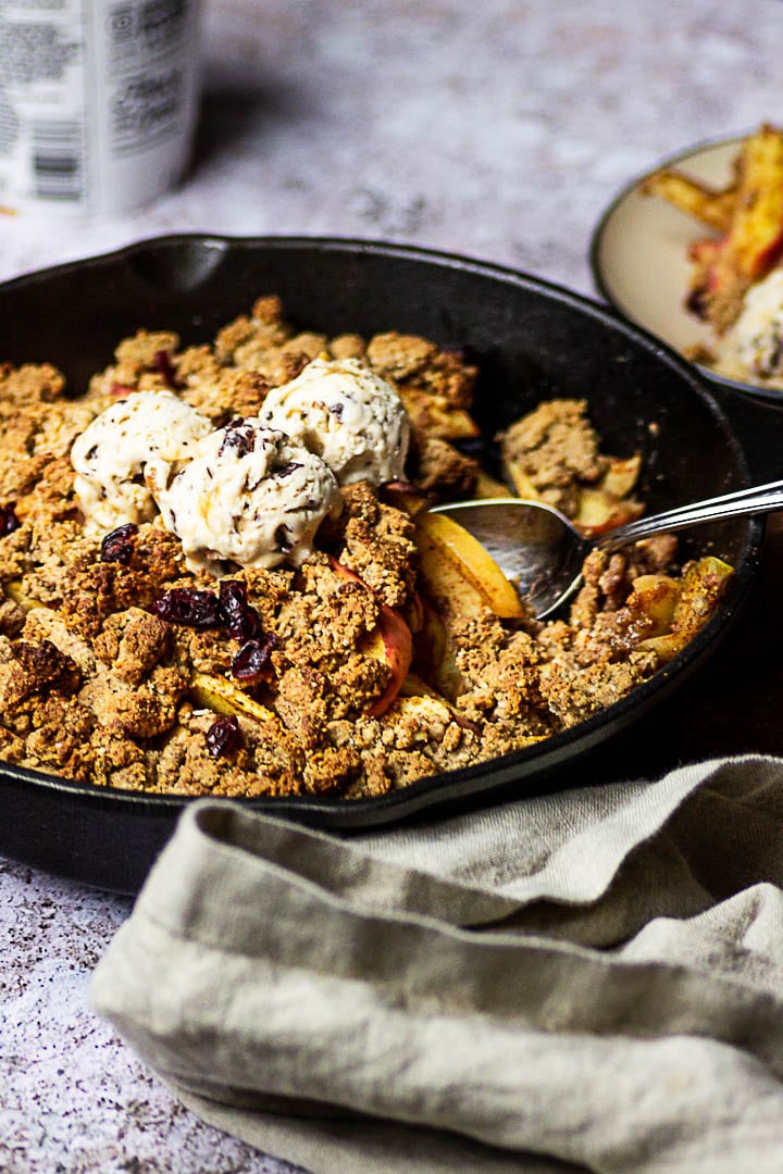 Vegan Apple Crumble made with a refined sugar-free cinnamon apple filling. Oil-free Crumbs made with Whole Wheat Flour, Almonds and Nut Butter (wfpb)