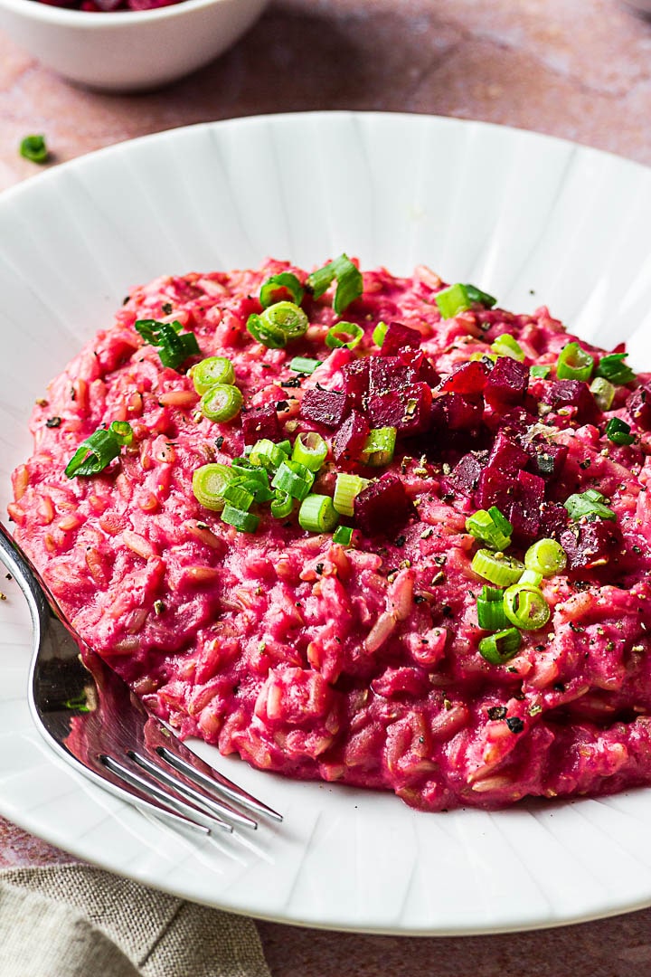 Easy and Quick vegan Beetroot Risotto with Hummus