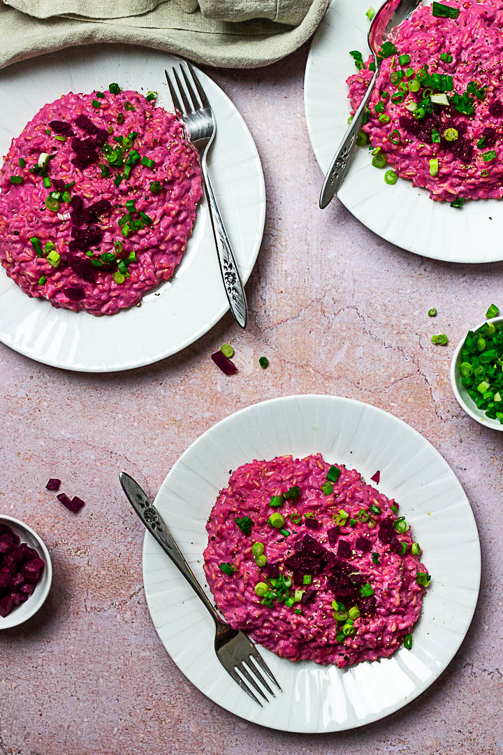 Easy and Quick vegan Beetroot Risotto with Hummus