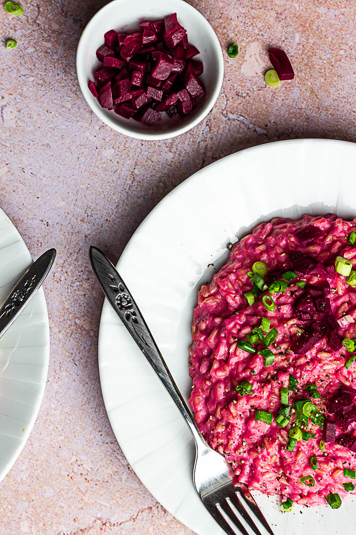 Easy and Quick vegan Beetroot Risotto with Hummus
