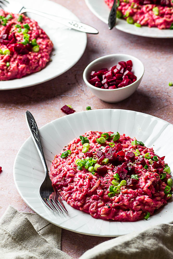 Easy and Quick vegan Beetroot Risotto with Hummus