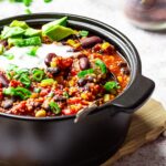 Selbstgemachten veganen Chili zubereitet schnell mit Kidney Bohnen, Schwarzen Bohnen, Mais. Fleischlosen, vegetarischen Chili zubereitet mit Bulgur oder Couscous (wfpb)