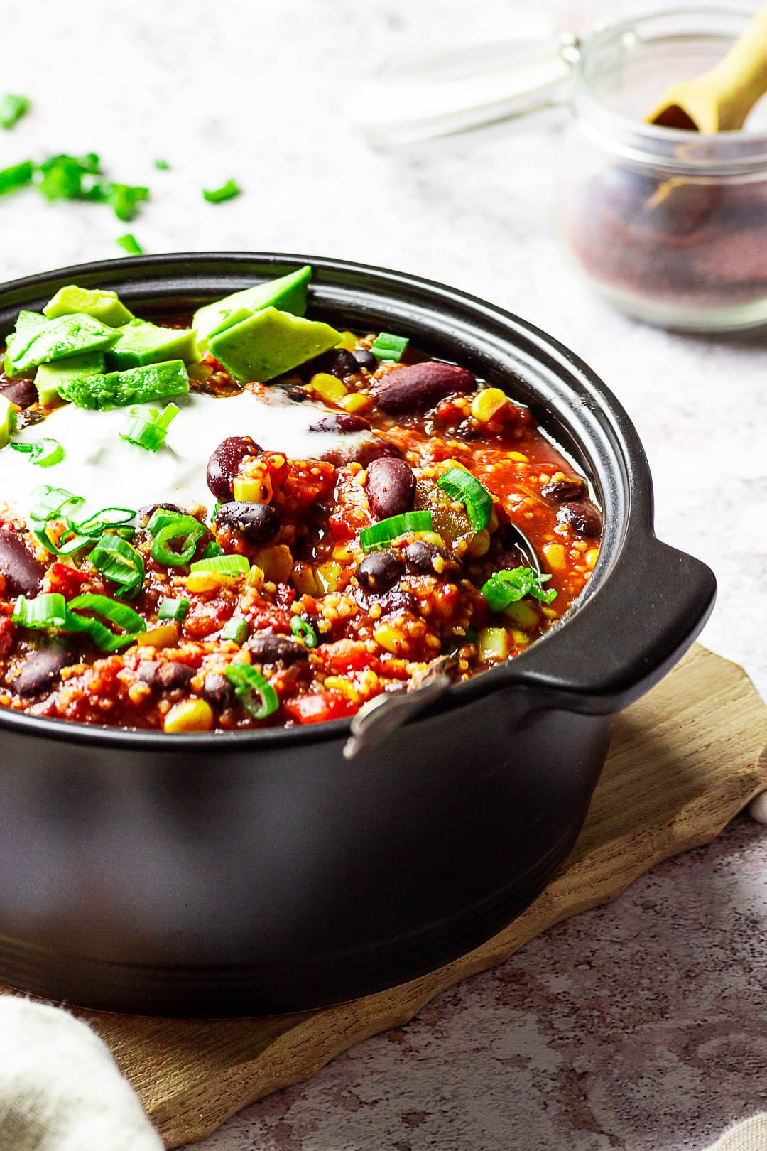 Selbstgemachten veganen Chili zubereitet schnell mit Kidney Bohnen, Schwarzen Bohnen, Mais. Fleischlosen, vegetarischen Chili zubereitet mit Bulgur oder Couscous (wfpb)