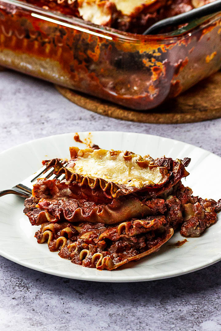 Vegane Lasagne mit authentischer italienischem Bolognese Ragout zubereitet mit Tofu und Tomatenpassata und einer ölfreien Bechamelsoße (vegetarisch)