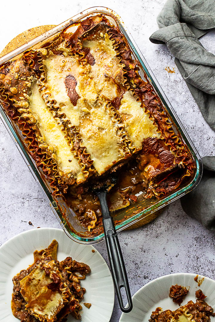 Vegane Lasagne mit authentischer italienischem Bolognese Ragout zubereitet mit Tofu und Tomatenpassata und einer ölfreien Bechamelsoße (vegetarisch)