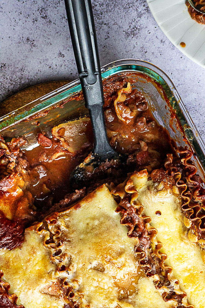 Vegane Lasagne mit authentischer italienischem Bolognese Ragout zubereitet mit Tofu und Tomatenpassata und einer ölfreien Bechamelsoße (vegetarisch)