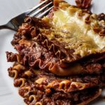 Vegane Lasagne mit authentischer italienischem Bolognese Ragout zubereitet mit Tofu und Tomatenpassata und einer ölfreien Bechamelsoße (vegetarisch)