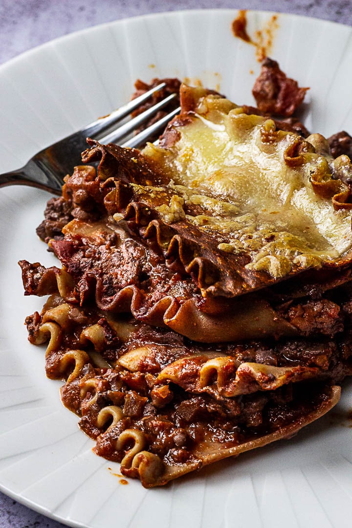 Vegane Lasagne mit authentischer italienischem Bolognese Ragout zubereitet mit Tofu und Tomatenpassata und einer ölfreien Bechamelsoße (vegetarisch)