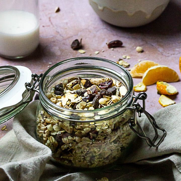 Zuckerfreies Müsli Mix mit Quinoa, Amaranth, Cranberries, Haferflocken und Nüssen (vegan)