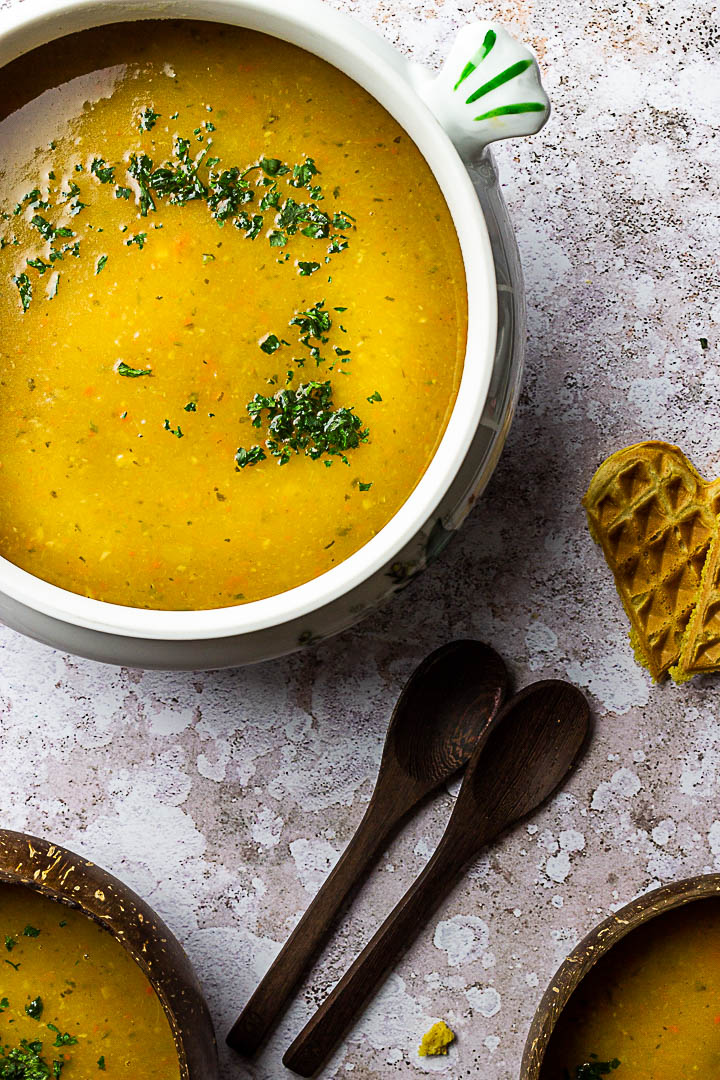 Vegane Kartoffelsuppe zubereitet mit wenigen Zutaten wie Kartoffeln, Karotten, Lauch und Knollensellerie