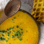 Vegane Kartoffelsuppe zubereitet mit wenigen Zutaten wie Kartoffeln, Karotten, Lauch und Knollensellerie
