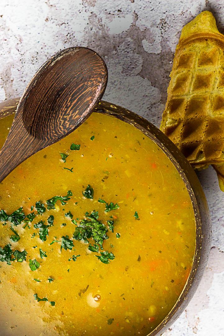 Vegane Kartoffelsuppe zubereitet mit wenigen Zutaten wie Kartoffeln, Karotten, Lauch und Knollensellerie