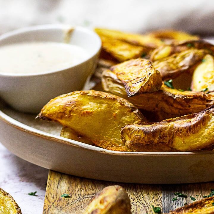 Selbstgemachte Ofen-gebackene ölfreie Kartoffelecken. Vegane Pommes zubereitet ohne Öl und super schnell vorbereitet.
