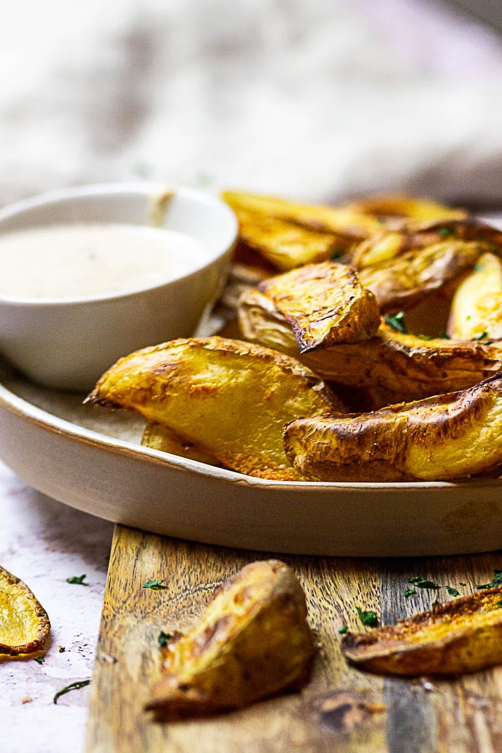 Selbstgemachte Ofen-gebackene ölfreie Kartoffelecken. Vegane Pommes zubereitet ohne Öl und super schnell vorbereitet.