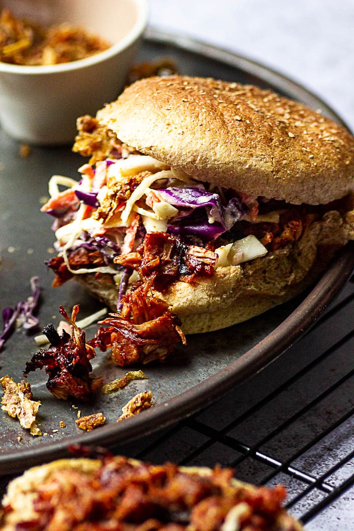 Vegan Pulled Pork zubereitet mit Jackfrucht, BBQ Soße und getoppt mit amerikanischem Coleslaw und selbstgemachten ölfreien Röstzwiebeln