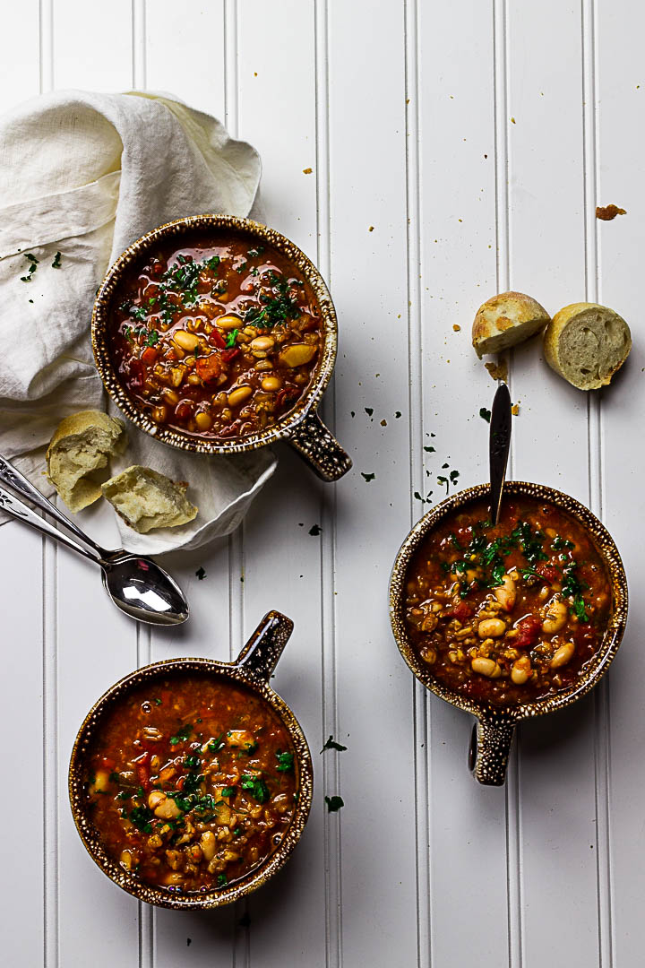 Vegane serbische weiße Bohnensuppe zubereitet aus weißen Bohnen, Grünkern, stückige Tomaten (vegetarisch)