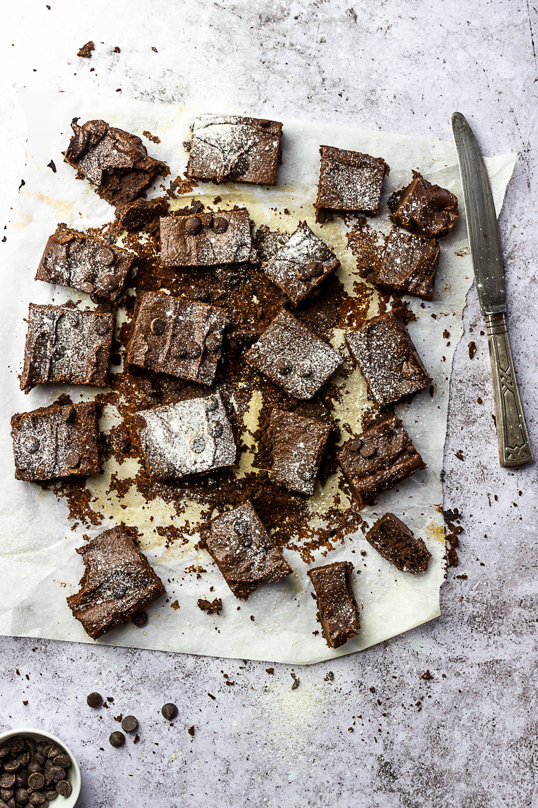 Brownies veganos hechos con dátiles, harina de trigo integral y mantequilla de frutos secos. Brownies integrales de origen vegetal sin aceite, ni azúcar.