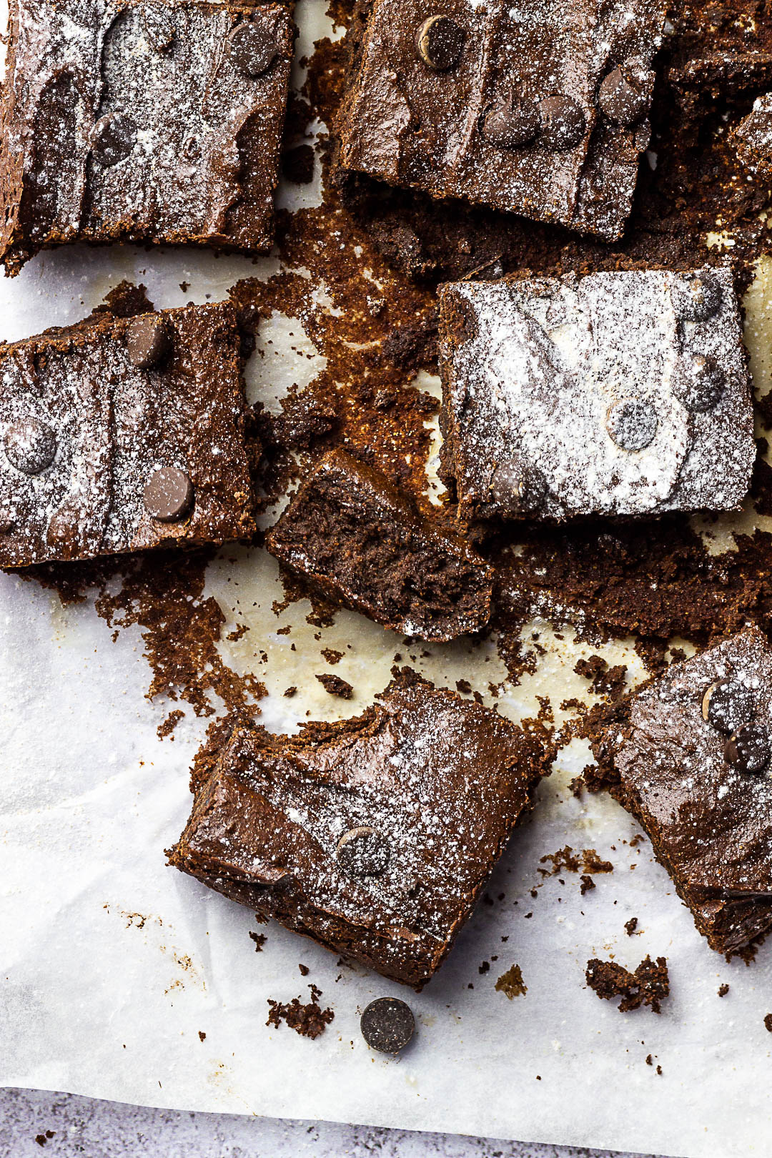 Brownies veganos hechos con dátiles, harina de trigo integral y mantequilla de frutos secos. Brownies integrales de origen vegetal sin aceite ni azúcar.