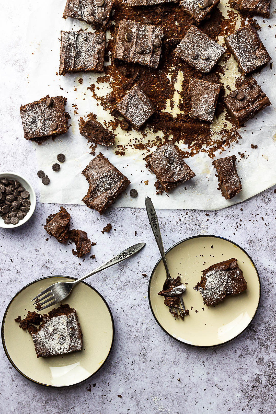 Veganské brownies z datlí, celozrnné mouky a ořechového másla. Plnohodnotné rostlinné brownies bez oleje a cukru.