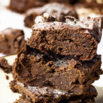 Vegane Brownies zubereitet mit Datteln, Vollkornmehl und Nussmus. Vollwertige Brownies ohne Öl, Zucker.