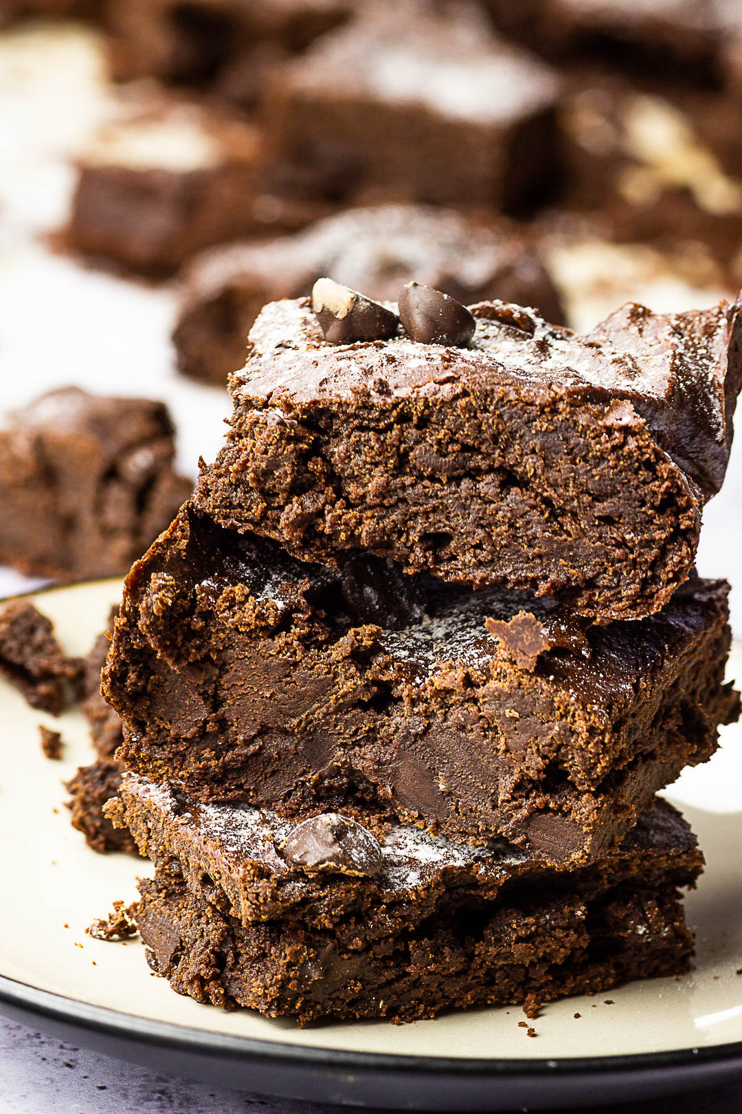 Vegane Brownies zubereitet mit Datteln, Vollkornmehl und Nussmus. Vollwertige Brownies ohne Öl, Zucker.