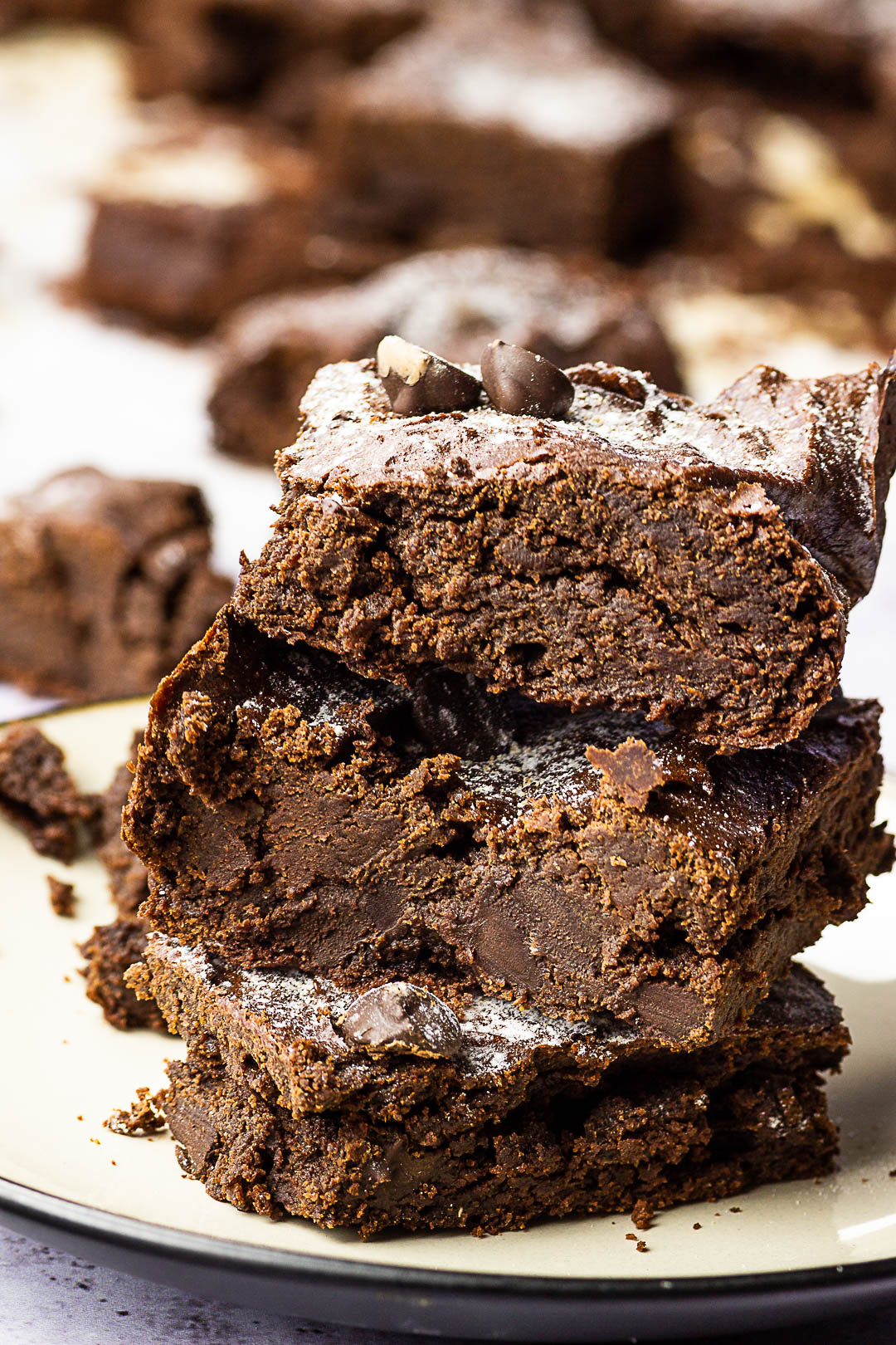 Veganske brownies lavet med dadler, fuldkornsmel og nøddesmør. Whole food plantebaserede brownies uden olie, sukker.