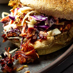 Vegan Pulled Pork zubereitet mit Jackfrucht, BBQ Soße und getoppt mit amerikanischem Coleslaw und selbstgemachten ölfreien Röstzwiebeln
