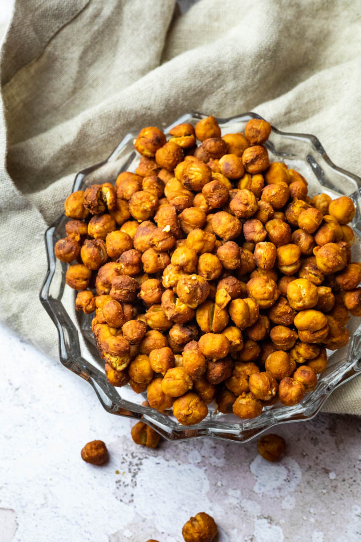 Ofen gebackene knusprige Kichererbsen in einer Schüssel ohne Öl. Ein toller Snack für Zwischendurch