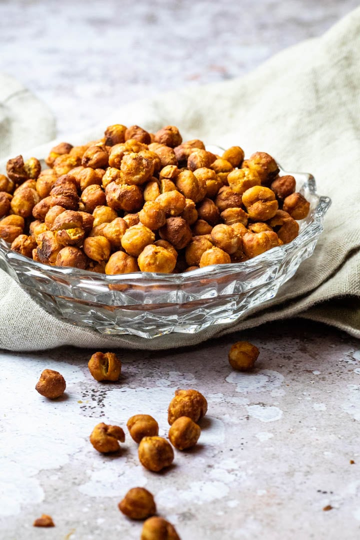 Ofen gebackene knusprige Kichererbsen in einer Schüssel ohne Öl. Ein toller Snack für Zwischendurch