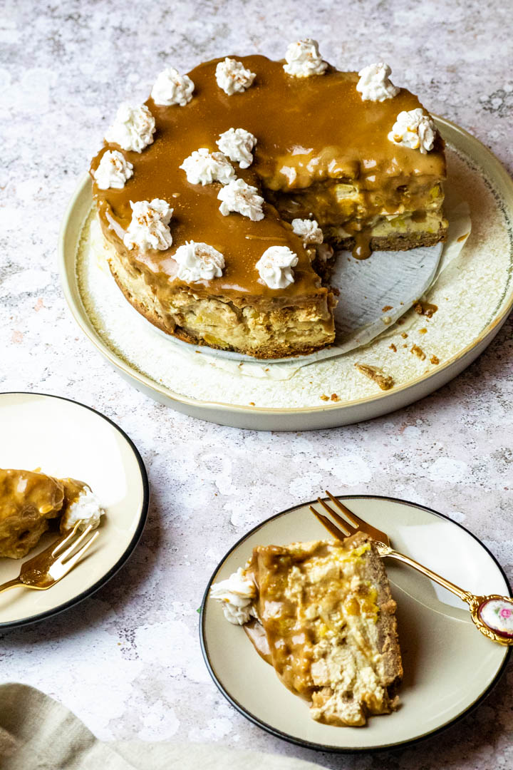 Rezept für einen veganen Apfel Karamell Käsekuchen