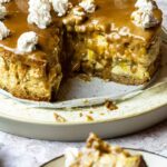 Rezept für einen veganen Apfel Karamell Käsekuchen