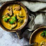 Vegan, glutenfreie Brokkoli Cheddar Suppe serviert in einer Schüssel mit selbstgemachten Croutons und geröstetem Brokkoli.
